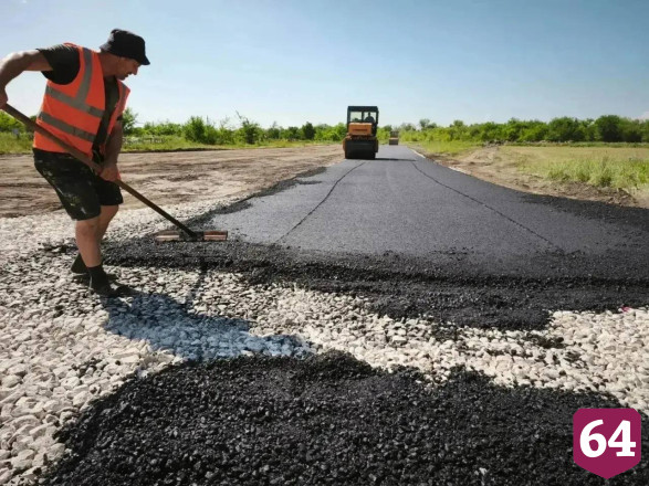 На кладбище в Энгельсе асфальтируют дороги