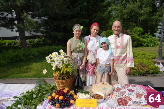 Гостей саратовского храма угощали блюдами народов России