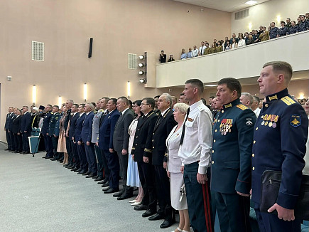 В саратовском правительстве перед Днем России исполнили патриотические песни